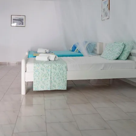 Paros Carmel Studio-apartment ロガラス